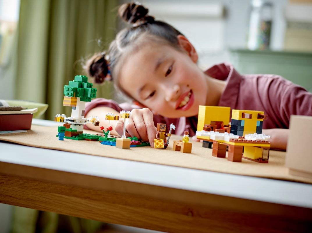 LEGO MINECRAFT 21241 THE BEE COTTAGE Brand Lego